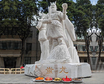 云南石雕黃帝、炎帝、蚩尤雕塑安裝效果展示